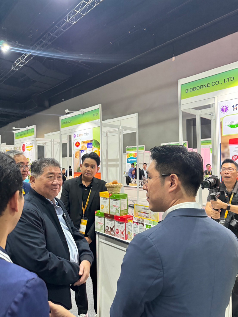 ต้อนรับรองนายกรัฐมนตรีภูมิธรรม เวชยชัย เยี่ยมชมบูธ Albupro โปรตีนจากไข่ขาว ในงาน Food &amp; Drinks Malaysia by SIAL
